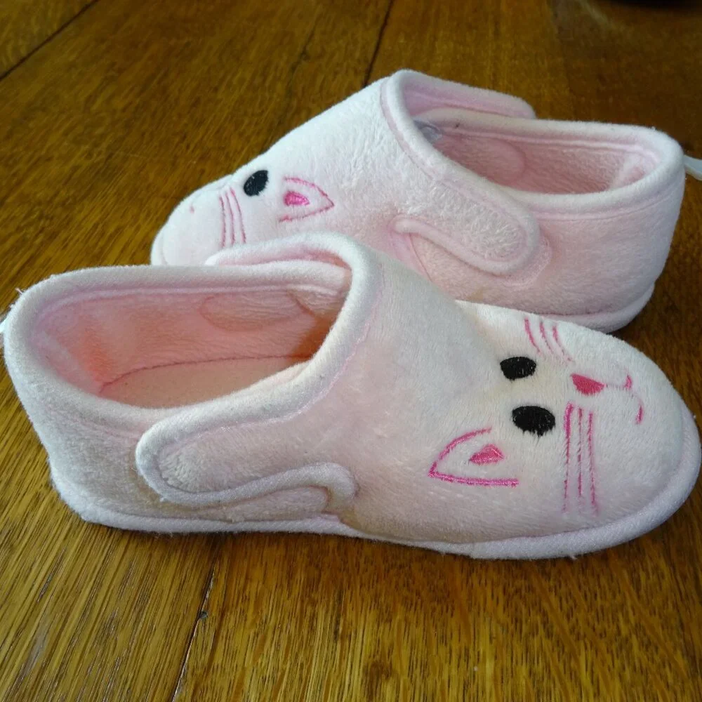 Adorable Little Girls Pastel Pink Cat Slippers - Size Large (9-10)